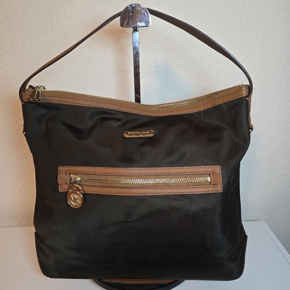 ⭐️Michael Kors Black and Tan Bag W Care Card